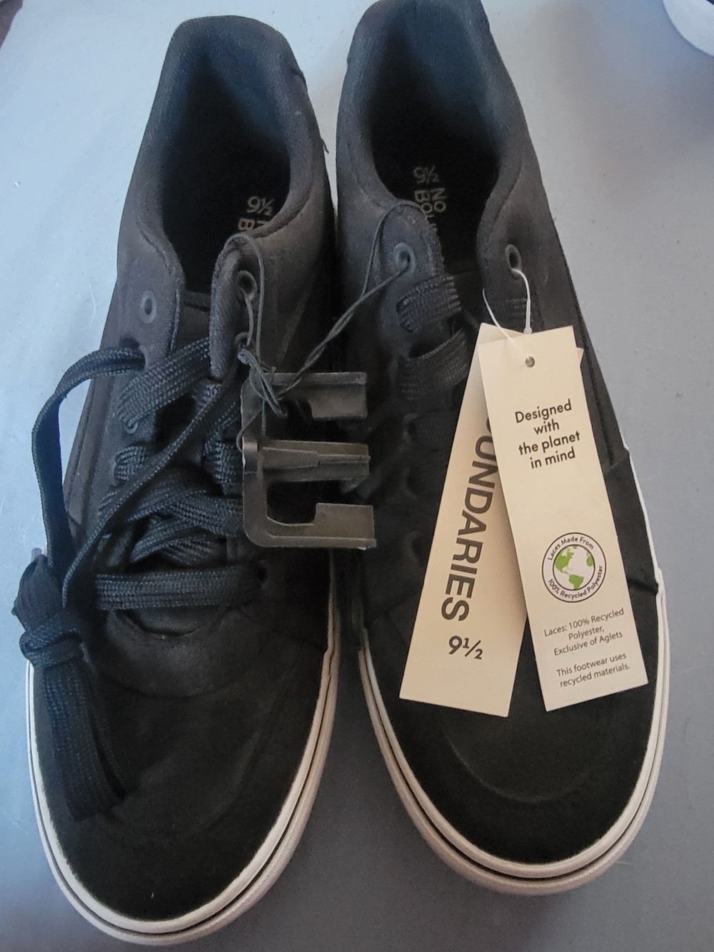 No Boundaries Men's Black Low-Top Skate Sneakers